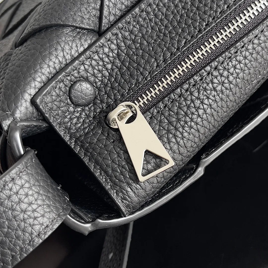 Batch 1860 BOTTEGA VENETA new Diago crossbody bag The diagonally built dynamic silhouette shows unique ingenuity. As a member of the B family's early autumn series, it uses the highest quality calfskin. The entire bag is softer, thicker and heavier, and durable. It is equipped with an adjustable strap. The texture of the 3cm wide leather strap is very similar to the litchi pattern. It is slightly stiffer than the litchi pattern. It is low-key, luxurious and full of connotation. It is refreshing and comfortable to match the upper body. Hu Yitian was also successfully captured by it. Style number: 795637 Size: 22.5*16.5*5.5cm